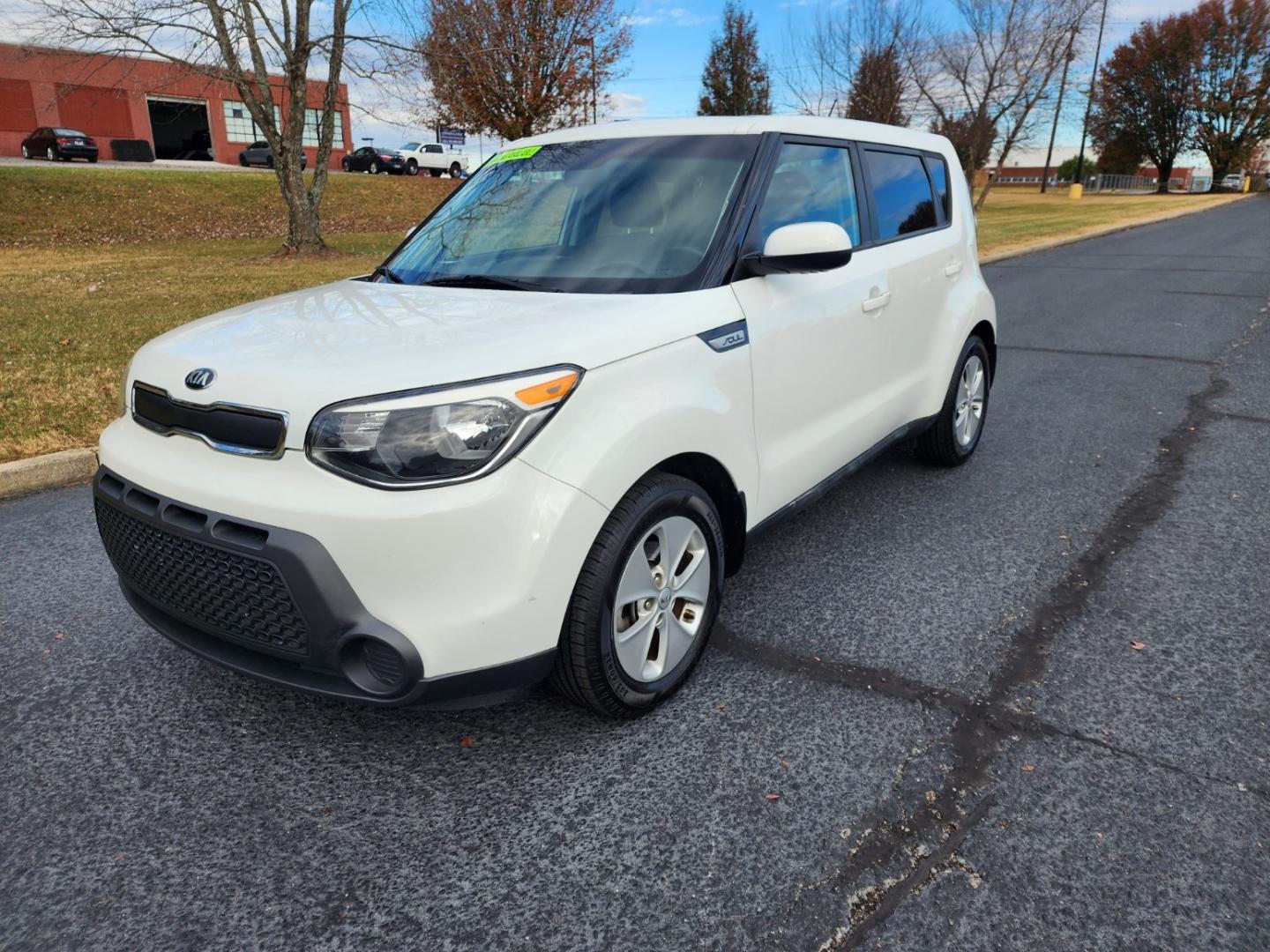 2016 WHITE /Black Kia Soul Base (KNDJN2A2XG7) with an 1.6 4cyl. engine, Automatic transmission, located at 1221 Madison St., Shelbyville, TN, 37160, (931) 680-9439, 0.000000, 0.000000 - Photo#0
